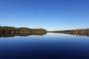 Komfortabelt sommerhus ved naturskøn sø