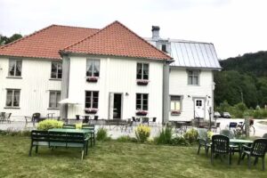 Kviströms Gjestehus: Kafe – Rom – Konferansetjenester