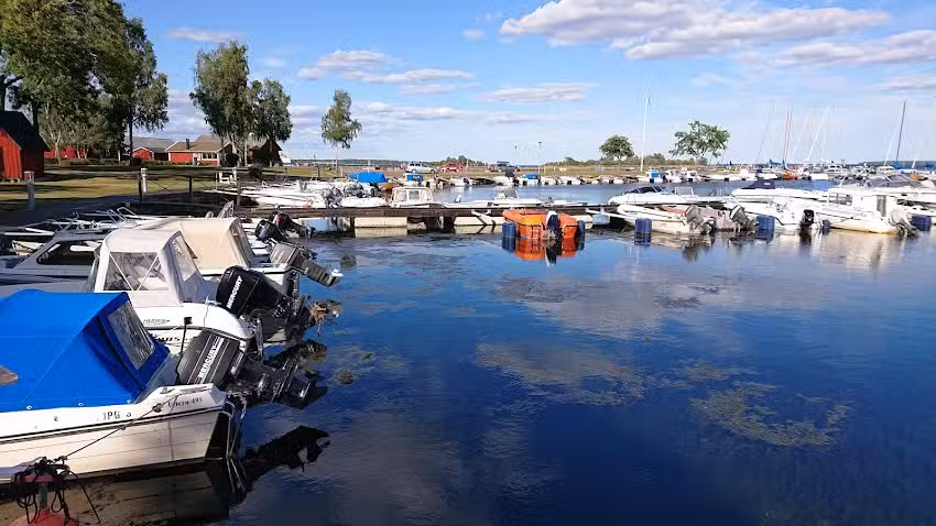 Liegeplätze des Påskallaviks Bootsclubs