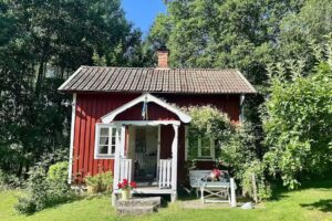 DAS ROTE HÜTTE AN DER STRASSE