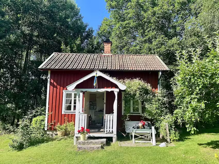 THE RED COTTAGE ON THE ROAD