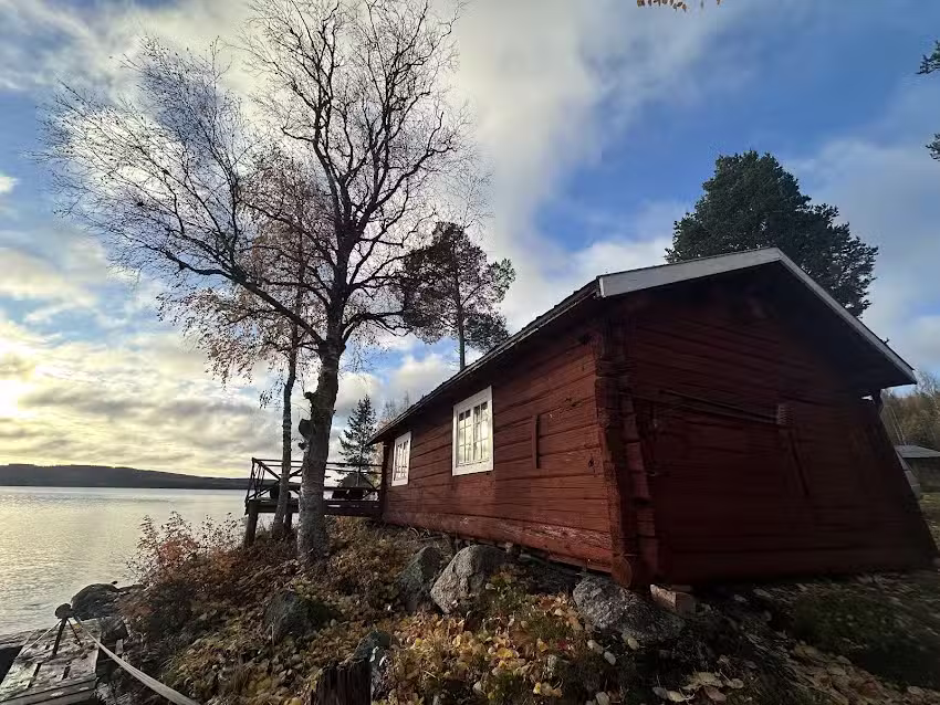 Småbodarna Lake Cabin