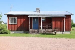 Strömgarden 1884 – landliv Kaffebar, hytte og parkeringsplass