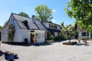 The sisters at Kivik