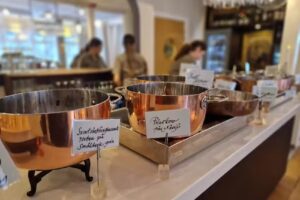 Die Speisesäle der Villa Vik und das Hotel Toftastrand