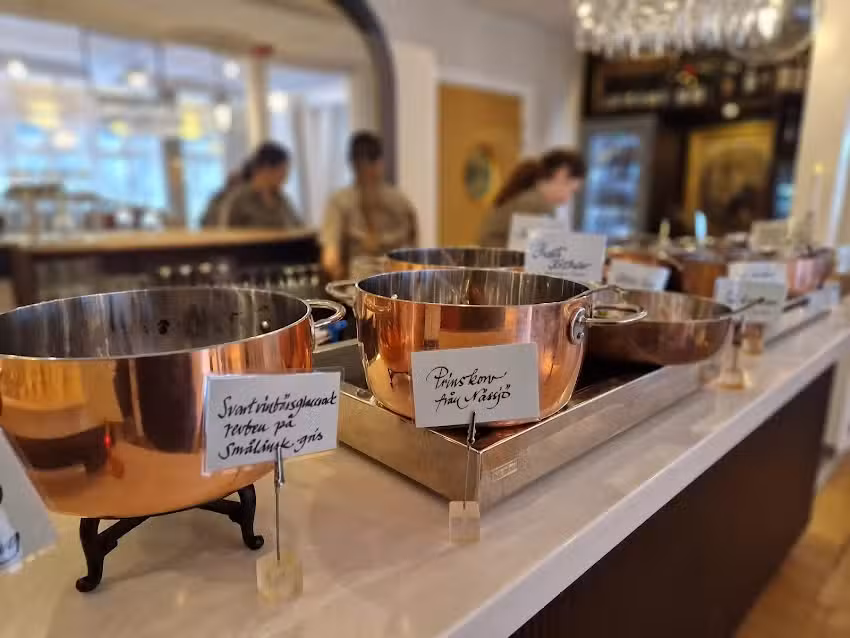 Die Speisesäle der Villa Vik und das Hotel Toftastrand